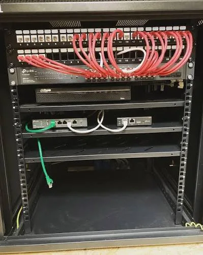 Szafa rack systemu monitoringu: patch panel, rejestrator i switch po montażu