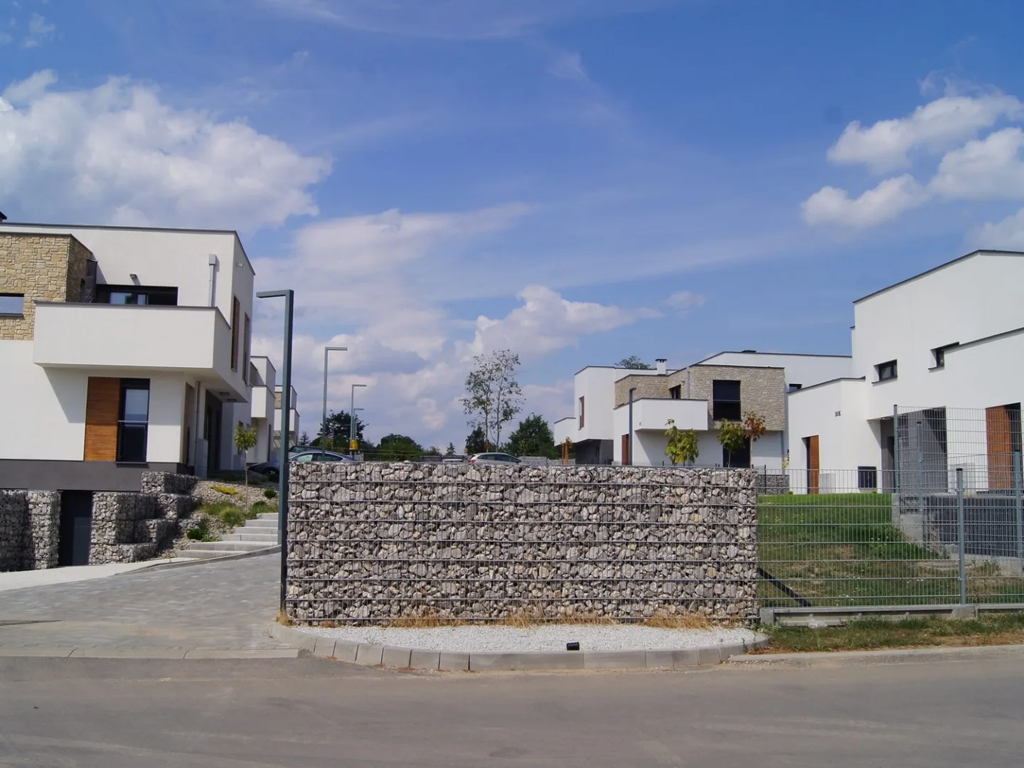 Osiedle mieszkaniowe, instalacje elektryczne i alarmowe