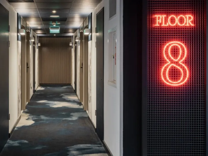 Oświetlenie holu po wykonaniu instalacji elektrycznej