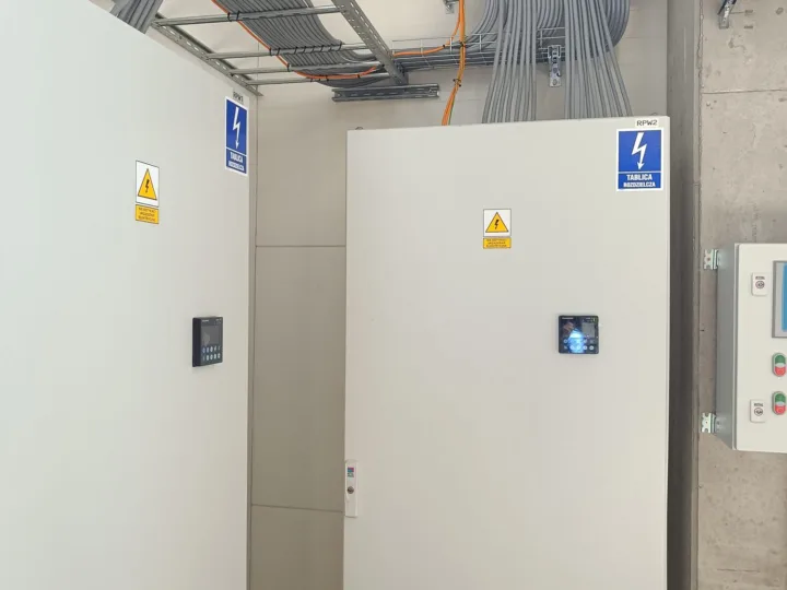 Rozdzielnice elektryczne RPW1 i RPW2 w hali produkcyjnej