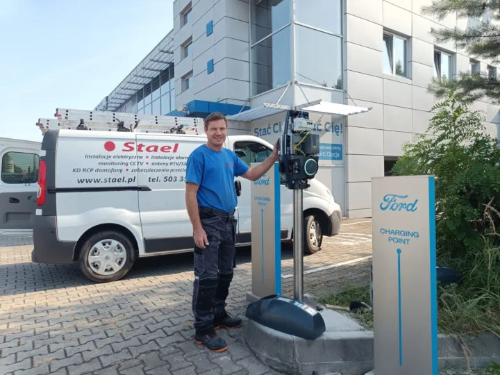 Rozdzielnica elektryczna w trakcie montażu