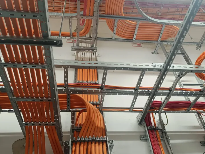 Trasy kablowe na korytkach pod stropem, instalacja elektryczna w budynku