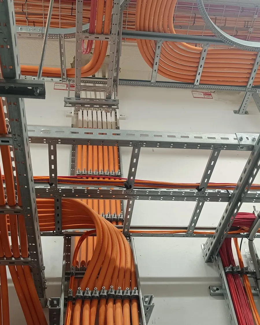 Trasy kablowe na korytkach pod stropem, instalacja elektryczna w budynku